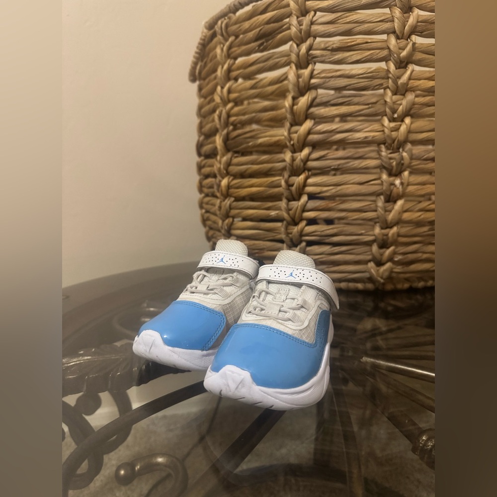 Toddler Jordan White and Blue Sneakers
SIZE 7c